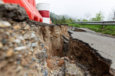 The paved road collapsed into cracks after the earthquake, non-standard construction.