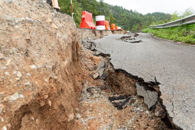 The paved road collapsed into cracks after the earthquake, non-standard construction.