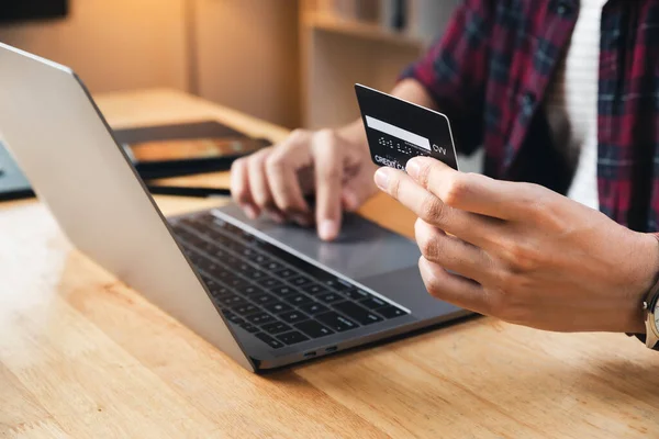 Joven Haciendo Pago Compras Con Tarjeta Crédito Negocio Línea Concepto —  Fotos de Stock