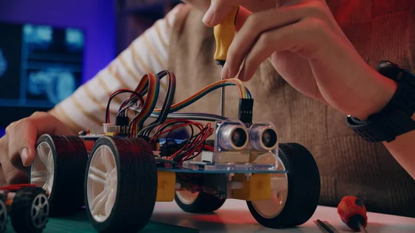 Asyalı genç Arduino robot ev ödevi yapıyor.
