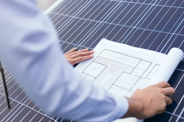 Güneş pilleri paneli, özet rapor, teknoloji ve yeşil ekoloji enerji sistemi kavramı üzerine güneş enerjisi projesinin planını açan mühendis.