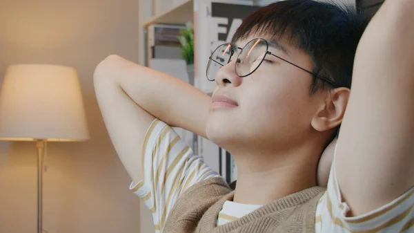 Asiatico Adolescente Chiudere Gli Occhi Sedersi Una Sedia Riposare Gli — Foto Stock