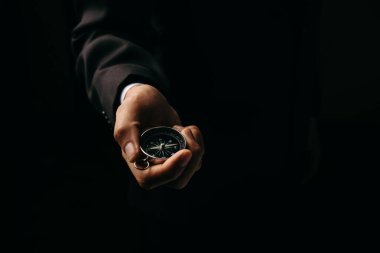 Pusula iş adamından rehber iş yönüne ayakta duran siyah arkaplan, pazarlama eğilimleri