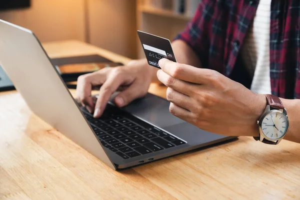 Joven Haciendo Pago Compras Con Tarjeta Crédito Negocio Línea Concepto —  Fotos de Stock