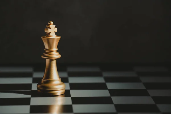 Golden Chess Kings Standing Board Business Success Leadership Concept — Stock Photo, Image