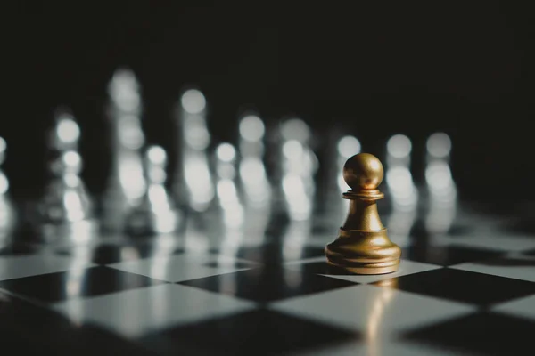 Rei de xadrez dourado em pé no conceito de tabuleiro de xadrez de