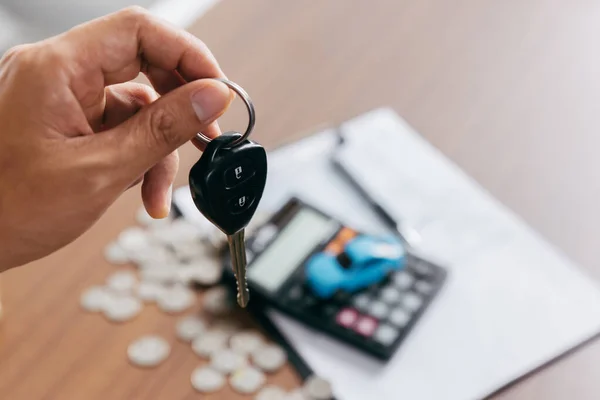 Hånd Ung Mand Holder Nøglen Efter Have Afsluttet Billån Forsikring - Stock-foto