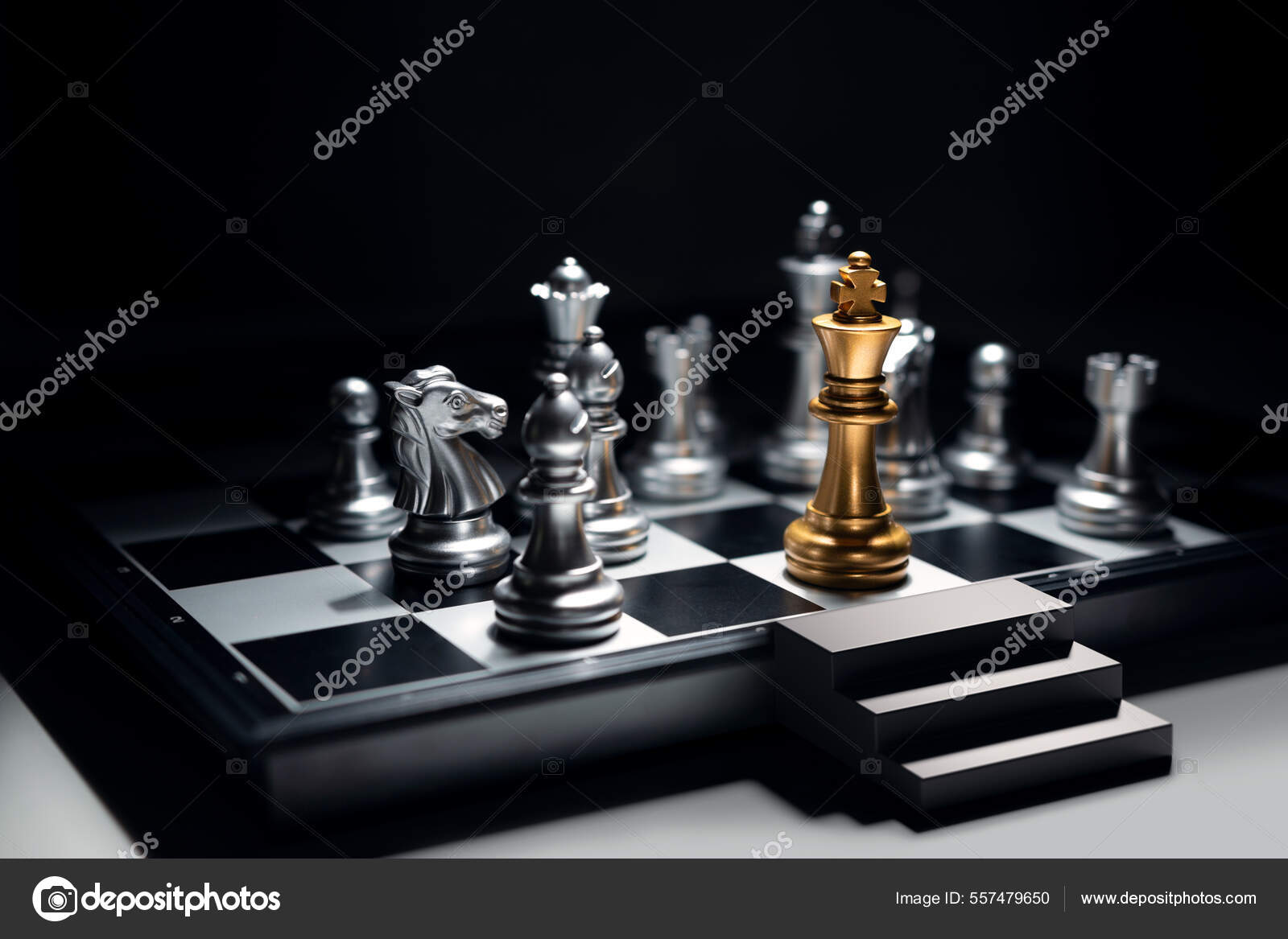 Rei do xadrez dourado em pé para estar perto de outro xadrez o