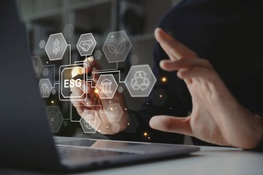 Çevresel Sosyal ve Yönetim için ESG simgesine işaret eden genç işadamı.