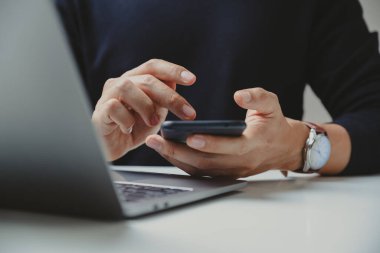 İş yerinde akıllı telefonlar kullanmak, rahatlamak ve eğlenmek..