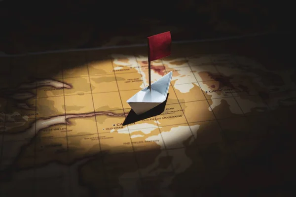 Концепція Подорожей Транспортування Корабель Білого Паперу Фоні Географічної Карти — стокове фото