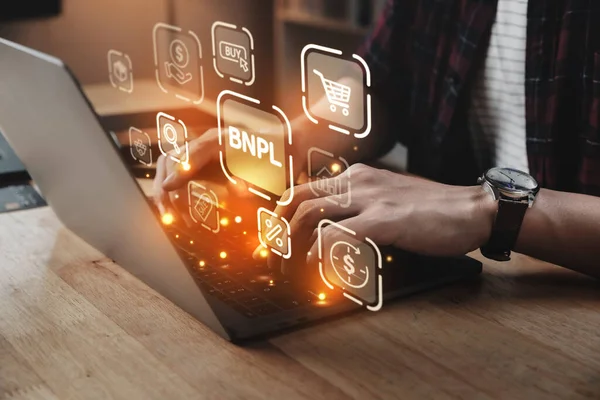 BNPL-Buy Now After online alışveriş simgesi konsepti, genç işadamı dizüstü bilgisayarla BNPL 'de çalışıyor.