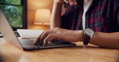 Genç adam kredi kartıyla alışveriş yapıyor.