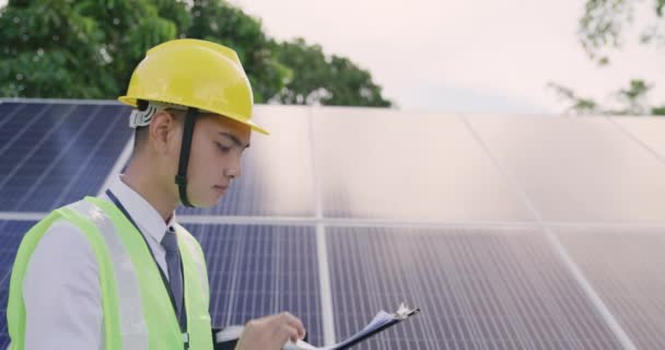 Engenheiro Leitura Células Solares Painel Relatório Resumo — Vídeo de Stock