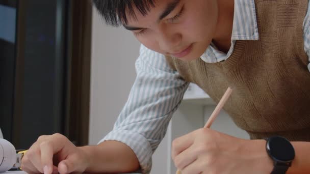 Asiatisk Tonåring Som Drömmer Att Bli Arkitekt Och Ingenjör Praktiken — Stockvideo