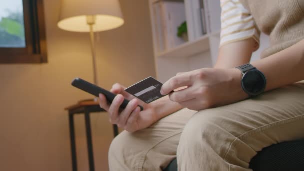 Jovem Fazendo Pagamento Compras Com Cartão Crédito — Vídeo de Stock