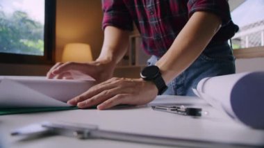 Ofisteki dizüstü bilgisayarla çalışan mimar