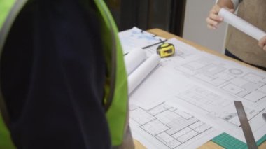 Ofiste mimar ve mühendis toplantısı ve tartışması