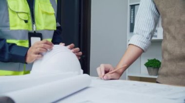 Ofiste mimar ve mühendis toplantısı ve tartışması