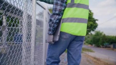 Mühendis, sistemi ve bakım güneş panelini kontrol etmek için güneş pilleri istasyonunda dolaşıyor