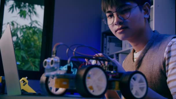 Asiático Adolescente Fazendo Projeto Lição Casa Robô Arduino Casa — Vídeo de Stock