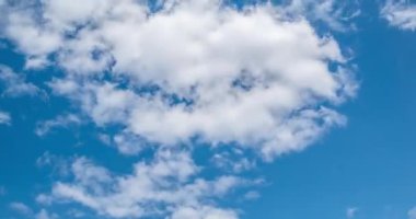 Yağmur mevsiminde bulutlu gökyüzü, mavi gökyüzü gün ışığı.