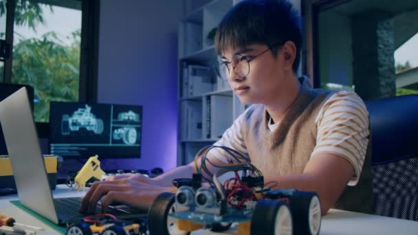 Азиатский Подросток Выполняющий Домашнее Задание Робота Arduino Доме Технология Программирования — стоковое видео