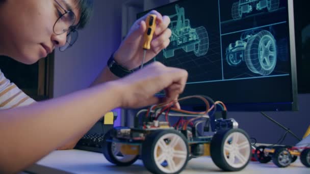 Азиатский Подросток Выполняющий Домашнее Задание Робота Arduino Доме Технология Программирования — стоковое видео