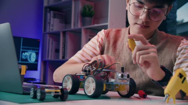 Azjatycki Nastolatek Robi Zadanie Domowe Robota Arduino Domu Technologia Programowania — Wideo stockowe