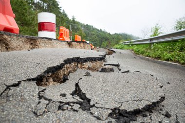 Cracked road after the earthquake, non-standard construction, non-standard construction.