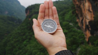 Pusula gezginin elinde, dağın zirvesinde..