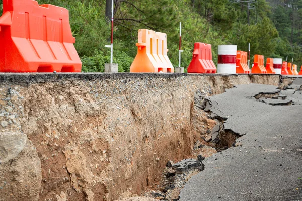 Depremden sonra çökmüş yol, standart olmayan inşaat, standart olmayan yapı..