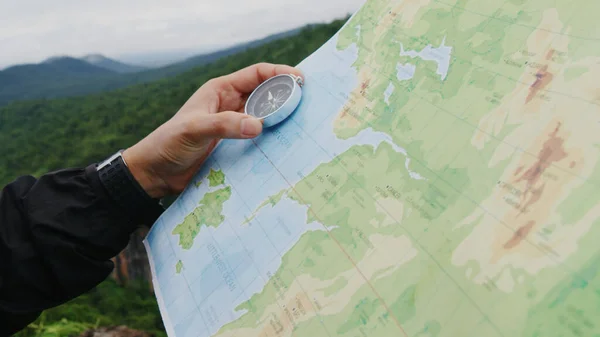 Bússola Mapa Nas Mãos Viajante Para Verificar Pesquisar Posição Direção — Fotografia de Stock