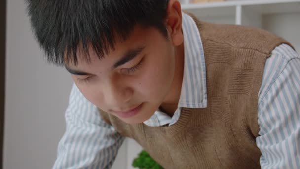 Asiatisk Tenåringssmil Foran Kamera Bibliotek Videregående Skole Livsstil Utdanningskonsept – stockvideo