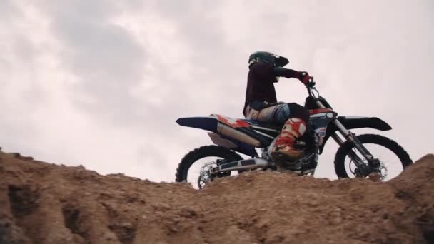 Motocross Jeździec Rowerze Gotowy Wyścigu Brud Utwór Sportowej Ekstremalnych Podróży — Wideo stockowe