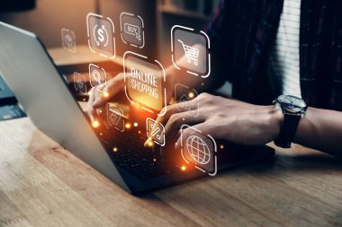 E-ticaret ve çevrimiçi alışveriş ikonu konsepti, iş adamı çevrimiçi alışveriş ikonları teknolojisi olan bilgisayar dizüstünü kullanıyor.