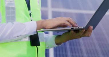 Mühendis, güneş pilleri paneli, teknoloji ve yeşil ekoloji enerji sistemi konseptindeki verileri kontrol etti.