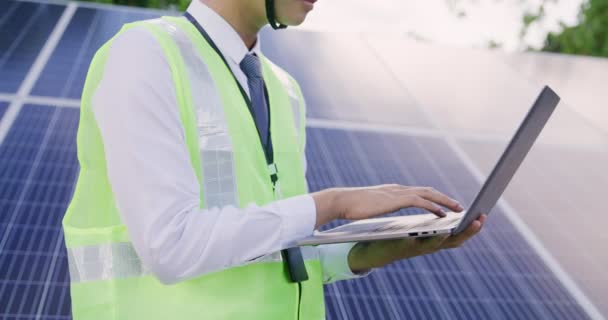 Engenheiro Verificar Dados Sensor Células Solares Painel Tecnologia Ecologia Verde — Vídeo de Stock