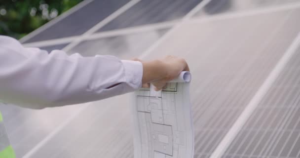 Engineer Open Blueprint Solar Farm Project Solar Cells Panel Summary — Stock videók
