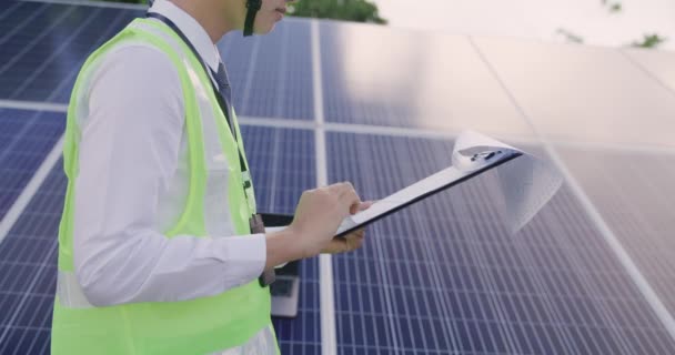 基于太阳能电池板摘要报告 技术与绿色生态系统概念的太阳能农场工程开放蓝图 — 图库视频影像