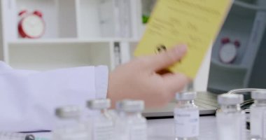 İş adamının eli, doktor, covid-19 ve sağlık konseptinden aşı sertifikası alsın.