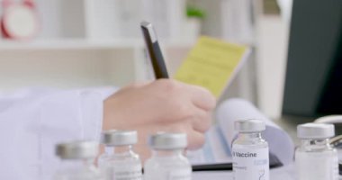 Aşılama belgesi için doktor raporu, covid-19 ve sağlık konsepti..