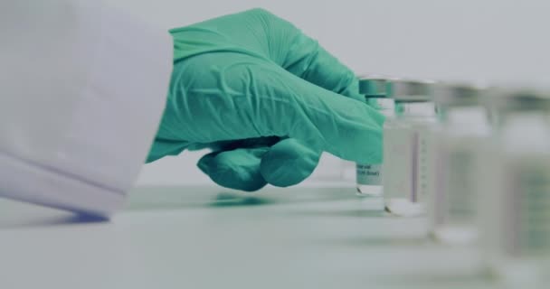 Hand Forskare Eller Läkare Sätta Och Dra Covid Vaccinet Flaska — Stockvideo