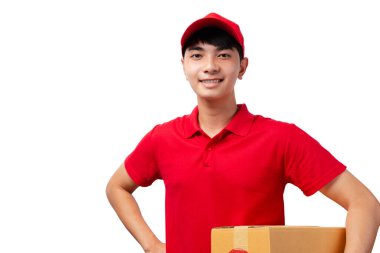 Beyaz arka planda duran kağıt koli taşıyan yakışıklı Asyalı teslimatçının portresi. İnternetten alışveriş, posta servis konsepti.
