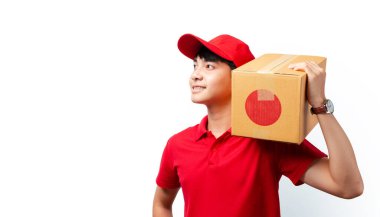 Beyaz arka planda duran kağıt koli taşıyan yakışıklı Asyalı teslimatçının portresi. İnternetten alışveriş, posta servis konsepti.
