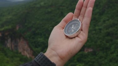 Pusula gezginin elinde, dağın zirvesinde..