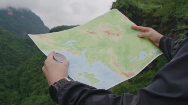 Boussole Carte Entre Les Mains Voyageur Pour Vérifier Rechercher Position — Video