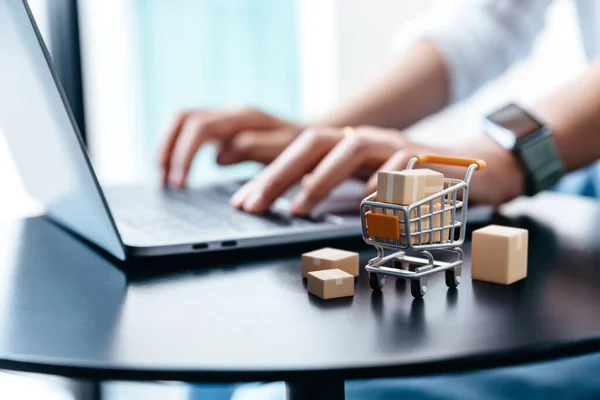 Parcel Box Trolley Table Hand Young Woman Using Laptop Shopping — Stock Photo, Image