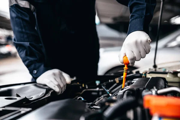 Mechanic Inspecting Oil Level Engine Garage Workshop Car Auto Services — Stock Photo, Image