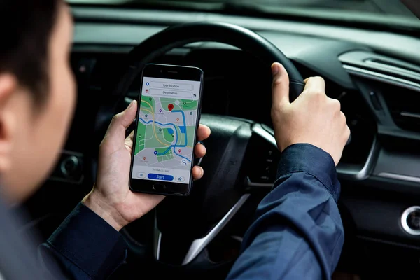 在汽车 在线导航和运输路线概念中使用开放式在线地图应用程序的手持移动电话的年轻人的手 — 图库照片